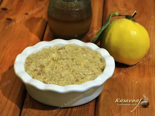 Крамбл из айвы перед выпечкой