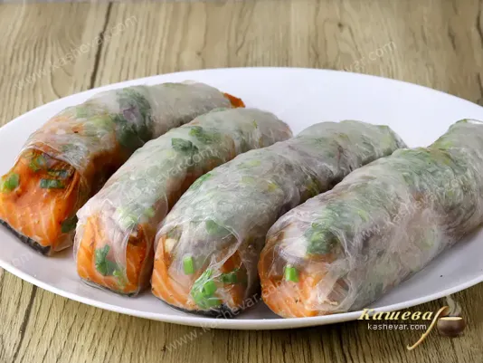 Лосось із соусом у рисовому папері