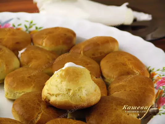 Profiteroles with cream