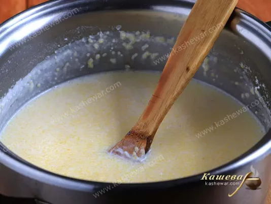 Кукурудзяна каша на молоці