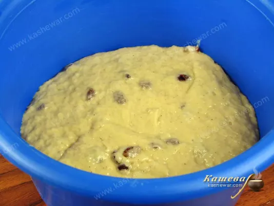 Mixed raisins in dough for paska