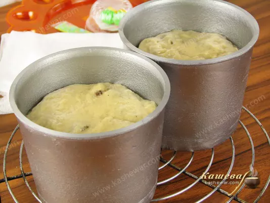 Dough in molds for pascas