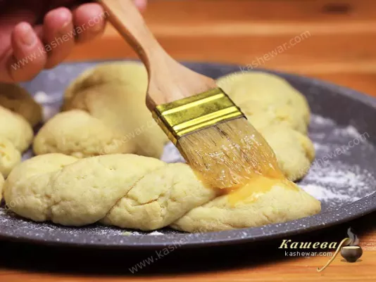 Spreading egg cookies