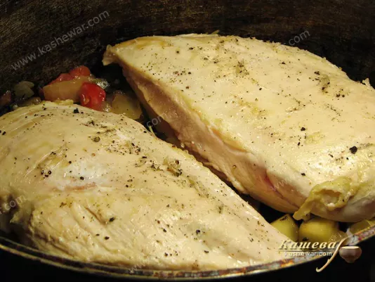 Запекание куриных грудок с рагу из овощей