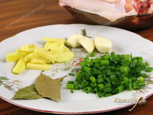 Порізаний імбир та зелена цибуля