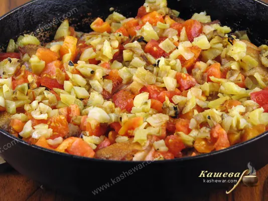 Add prepared vegetables to fried chicken
