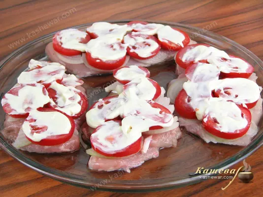 Layer of tomatoes and mayonnaise