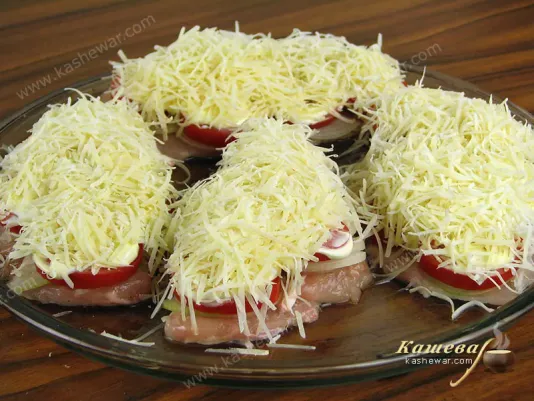 Cover the chicken fillet with grated cheese