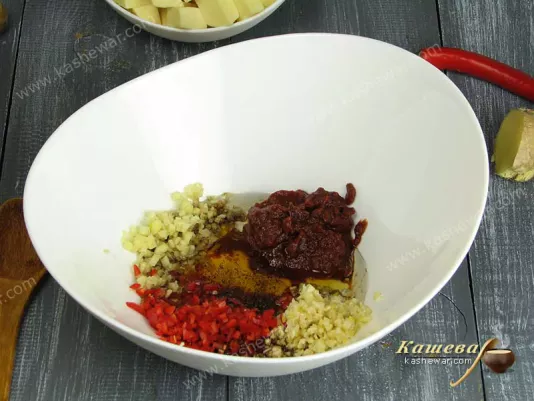 Preparing sauce for chicken fillet