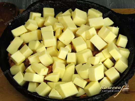 Chicken fillet covered with diced mozzarella