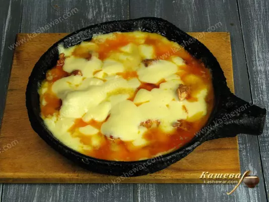 Chicken fillet in spicy sauce with mozzarella (Buldak)