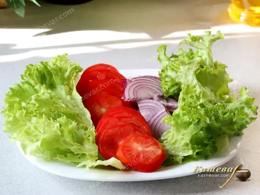 Tomatoes and onions cut into rings