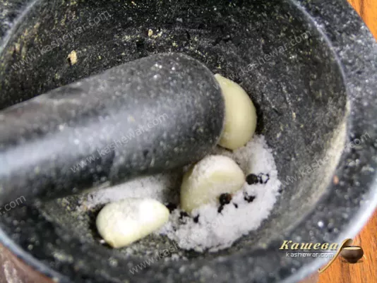 Grind pepper, salt and garlic in a mortar