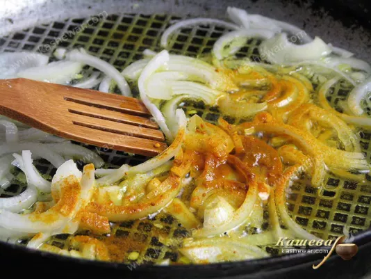 Fried onions with turmeric