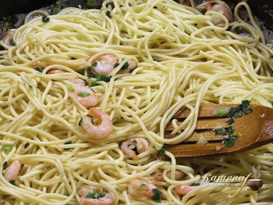 Яичная лапша с креветками