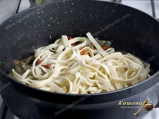 Noodles with vegetables and spices