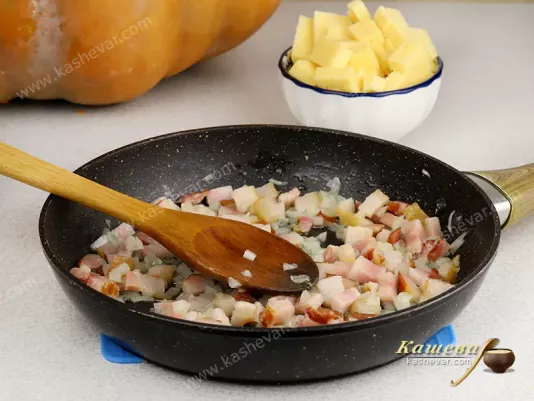 Лук обжаренный с копченым беконом