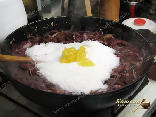 Purple onion with sugar and honey