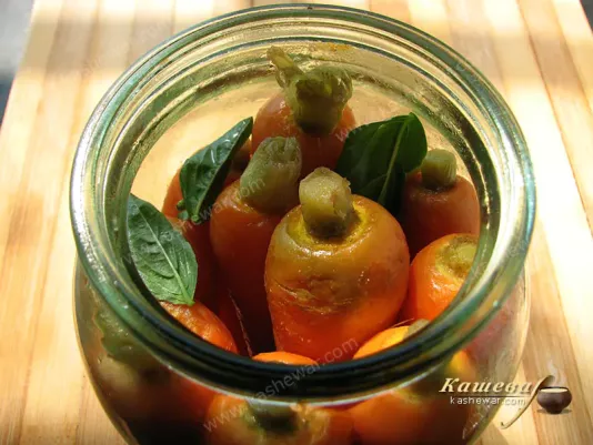 Укладывание маринованной моркови в банки