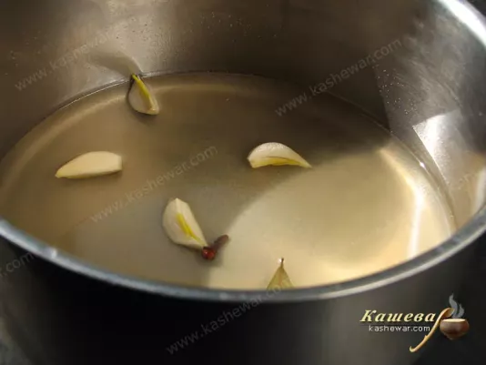Preparing the onion marinade
