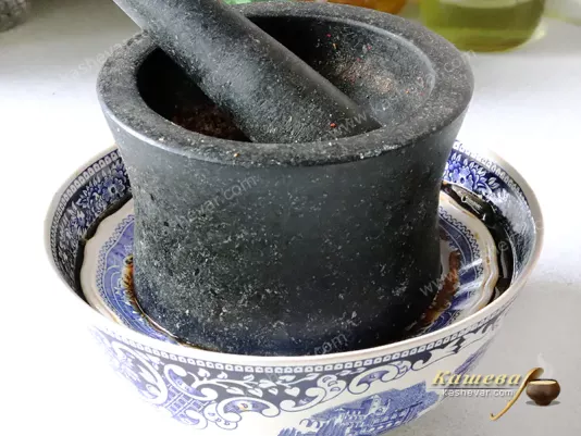 Зеленый лук под гнетом