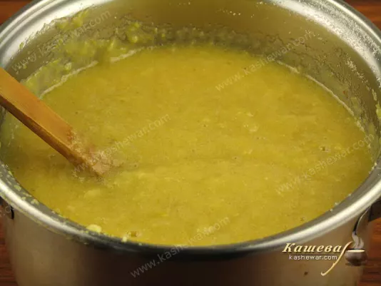 Add sugar in quince puree