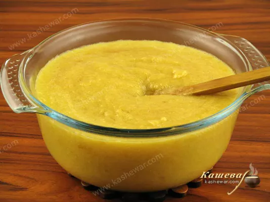 Pour the quince puree into the mold