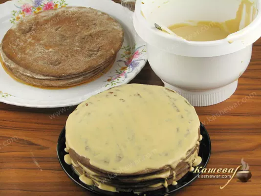 Spread the cakes with cream
