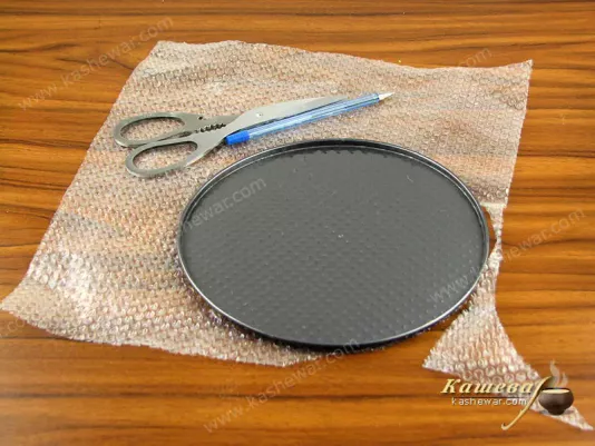 Cutting jewelry using the bottom of the mold and scissors