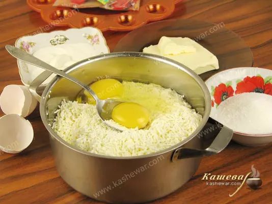 Творог смешанный с яйцами