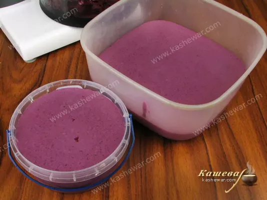 Мороженое из черники и рикотты