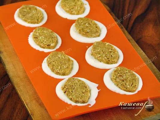 Preparing dessert for freezing