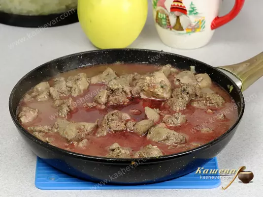 Chicken liver in a frying pan with wine