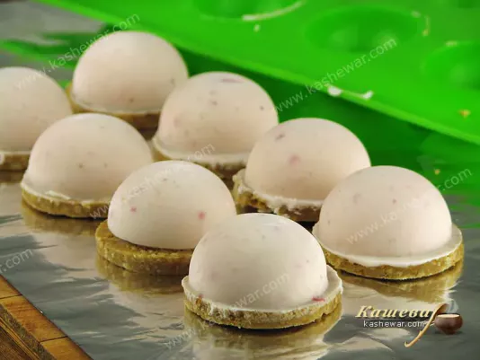 Preparing the dessert for icing