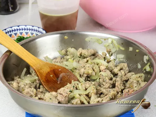 Колбаски с луком и травами