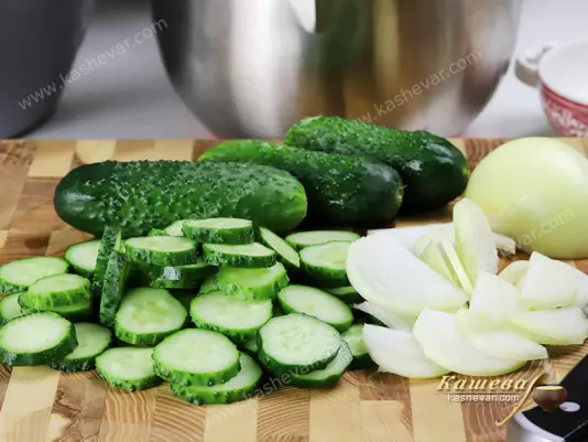Onions and cucumbers cut into circles