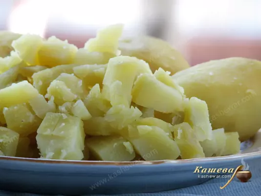 Приготовление и порезка картошки для окрошки