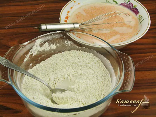 Mix flour with baking powder and combine with pumpkin