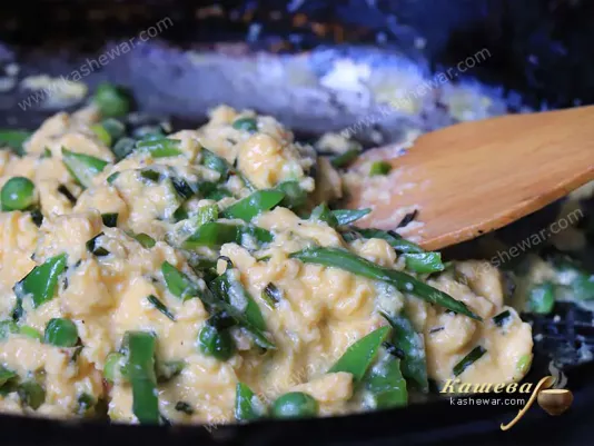 Fried eggs with green peas and beans