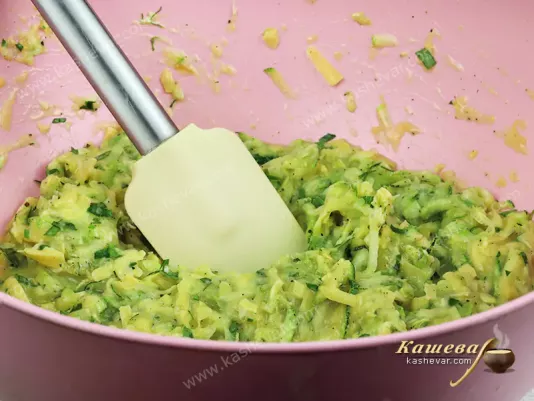 Grated zucchini with cheese and mint