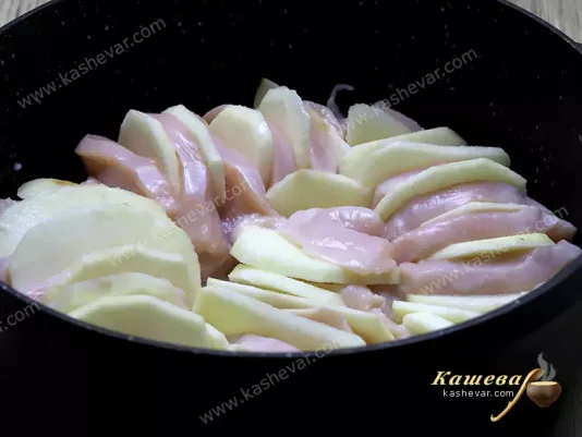 Курица с яблоками