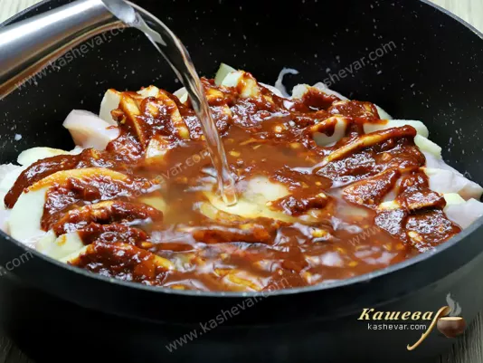 Куриное филе с яблоками и соусом