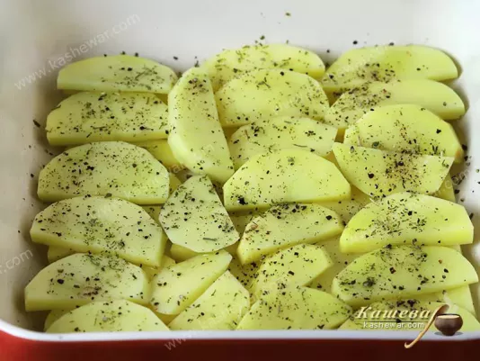 Скибочки картоплі та спеції