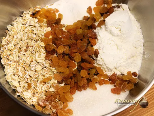 Oatmeal with raisins, flour and sugar