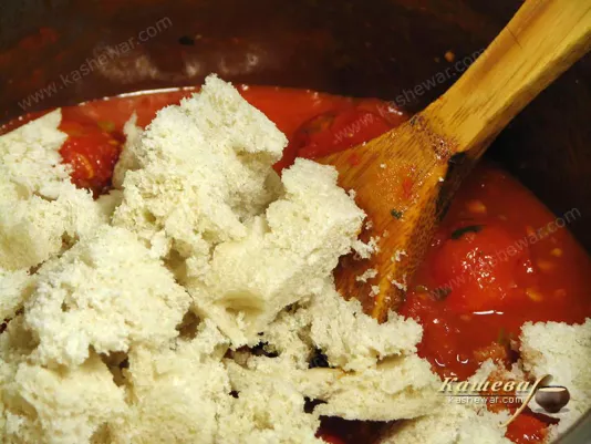 Adding bread to tomato soup