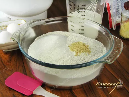 Flour mixed with sugar, ginger and baking powder