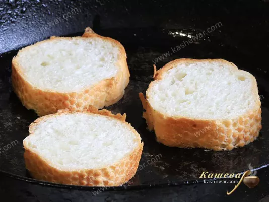Порізаний багет у сковороді