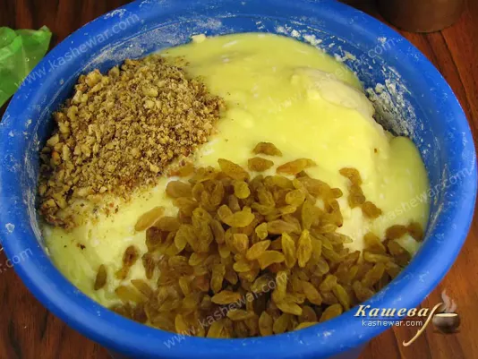 Easter dough with raisins and nuts