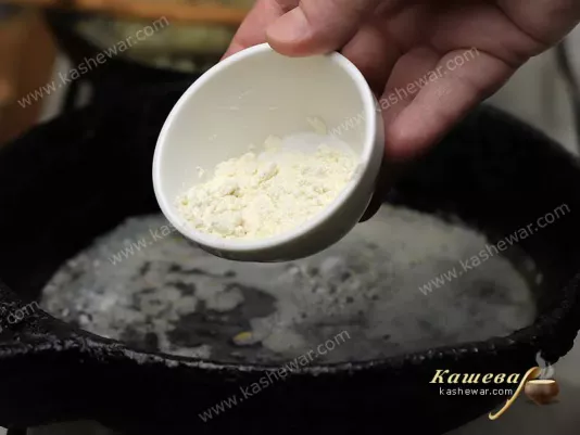 Мука обжаривается на сливочном масле
