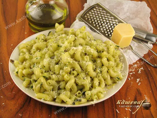 Макароны с соусом песто